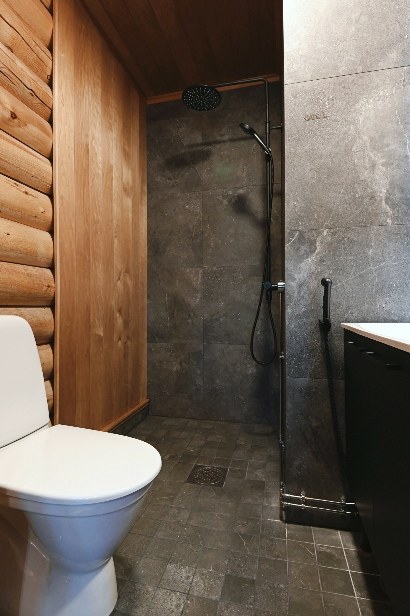 karhupirtti_downstairs_ensuite_bathroom1-high-jpg