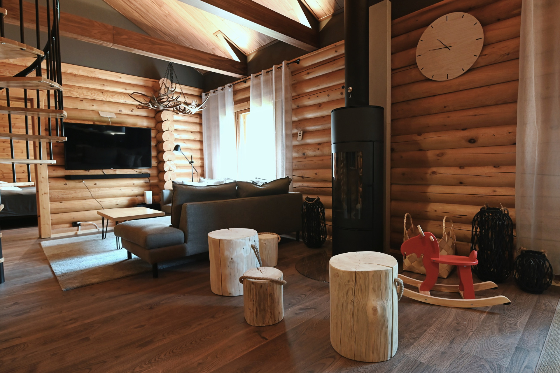 karhupirtti_fireplace_living-high-jpg